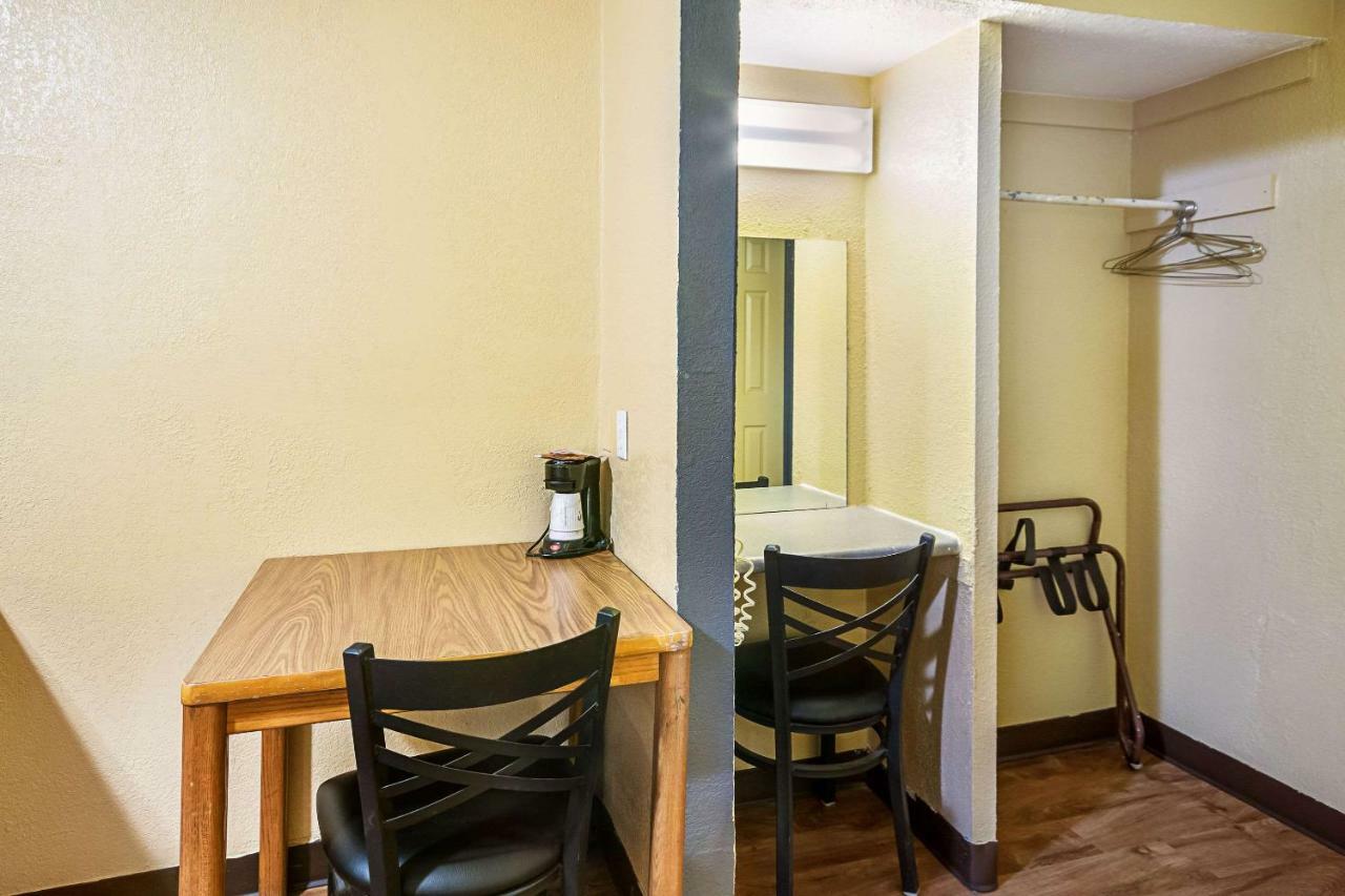 Rodeway Inn Маскоги Экстерьер фото